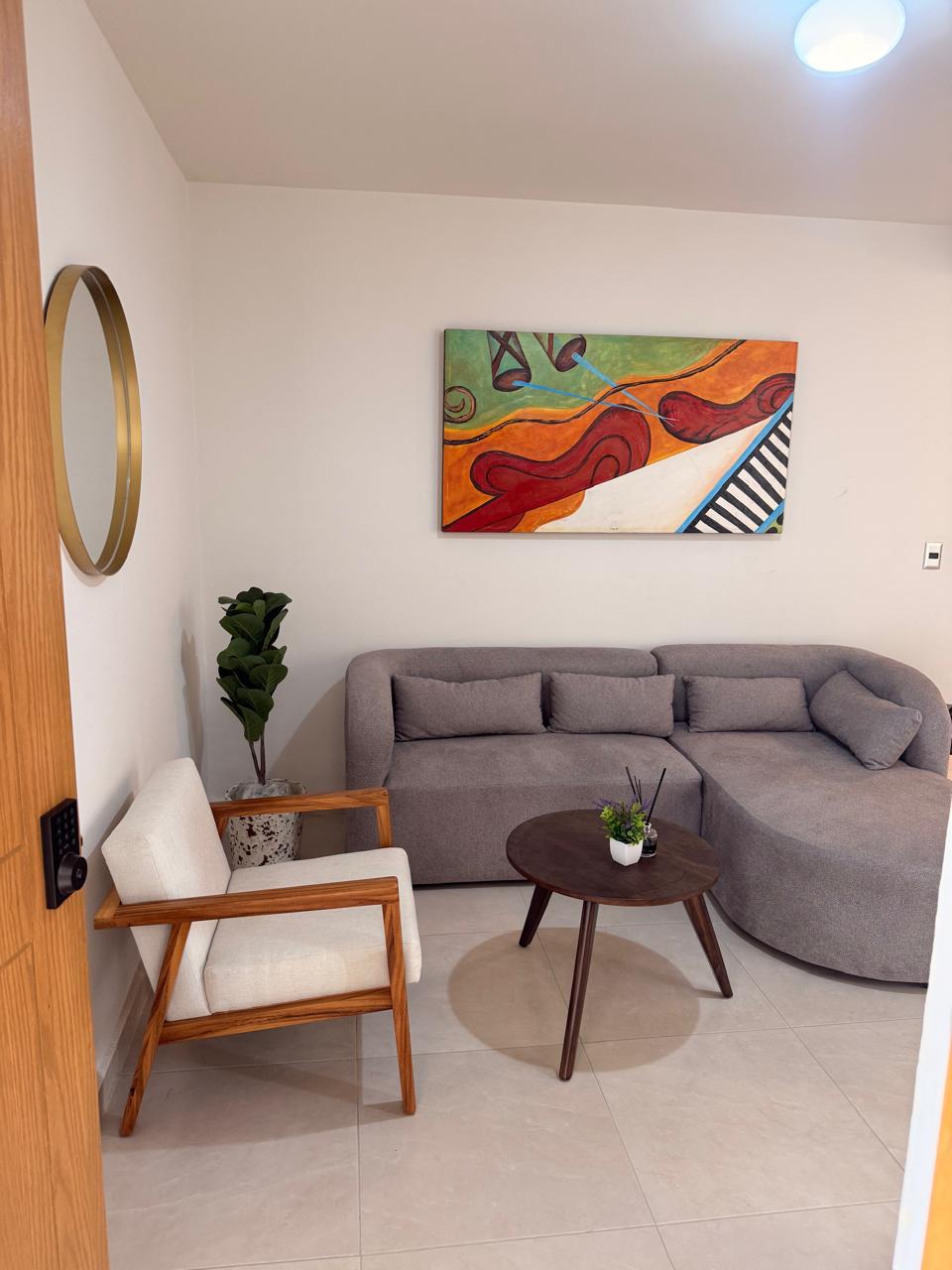 Sala con vista al Pacífico y luz dorada de atardecer